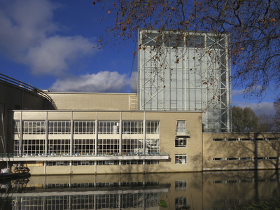 907145 Gezicht op de achtergevel van de Stadsschouwburg (Lucasbolwerk 24) te Utrecht, vanaf de Wittevrouwensingel, met ...